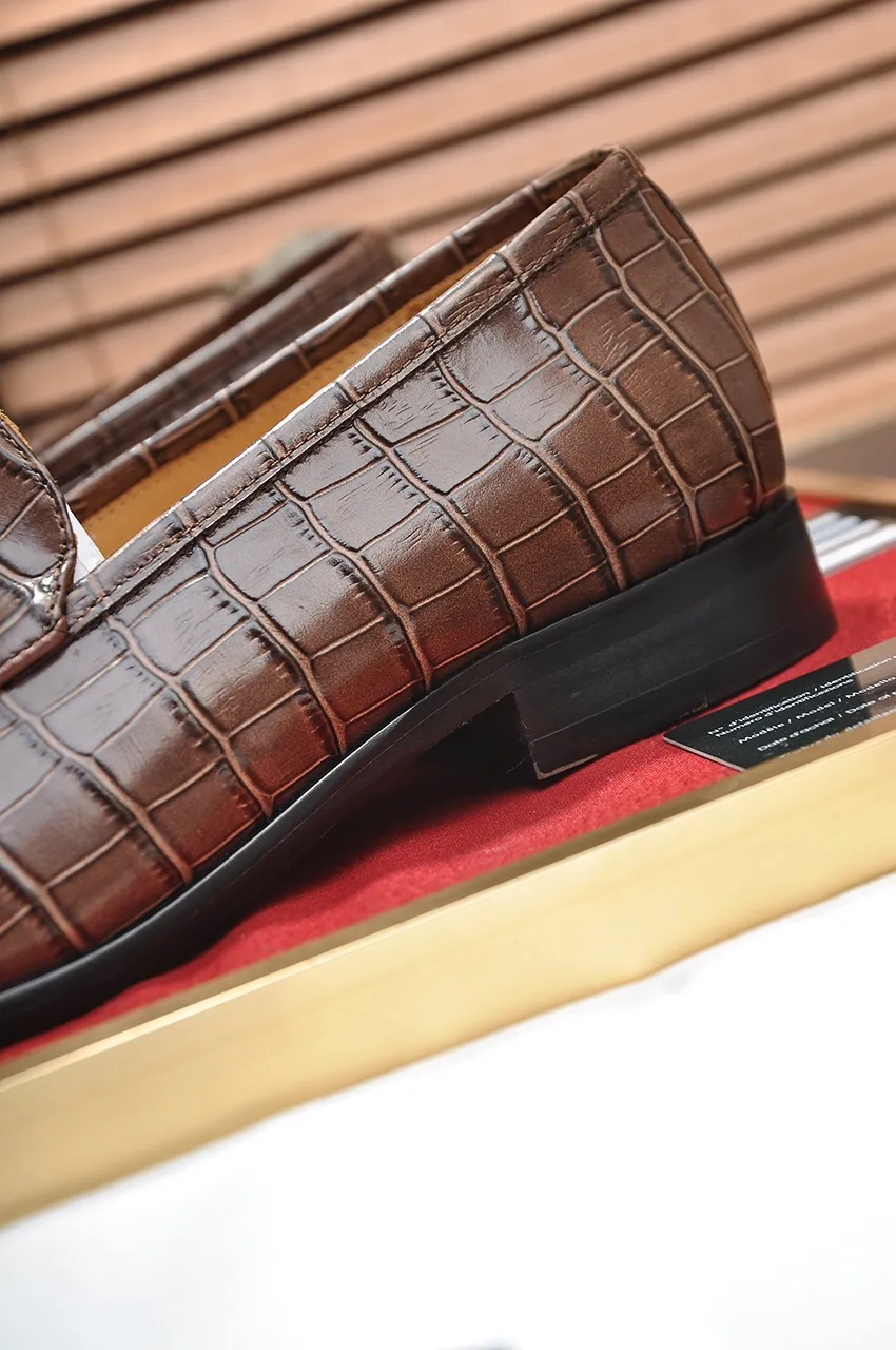 Men's shoes💰500💶Italy's top luxury men's shoe giant (GUCCI) (Gucci) (full cowhide lining) new arrival🍃Original European style🔰 Pleasant to the eye😍In order to make the shoes more durable and non-deformable🌀The production continues to follow traditional methods but there is still no lack of innovation💪Choose original sheepskin for the leather♻️ Smooth and natural And extra bright ⭐Made of imported cowhide, the first choice of rich people 38-45 (45 customized)